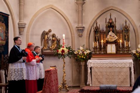 SER le Cardinal Burke assiste aux Offices